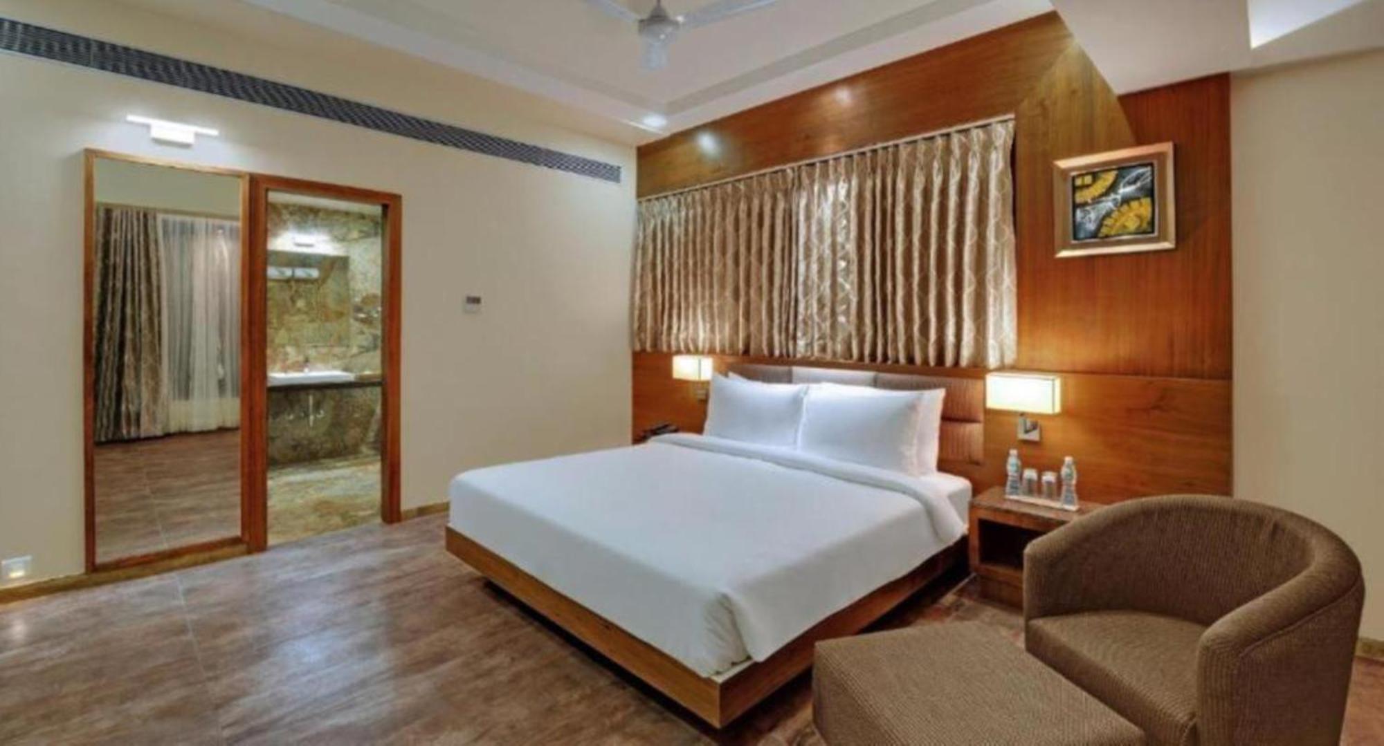 Hotel Seven Inn Near Delhi Airport Нью-Дели Экстерьер фото