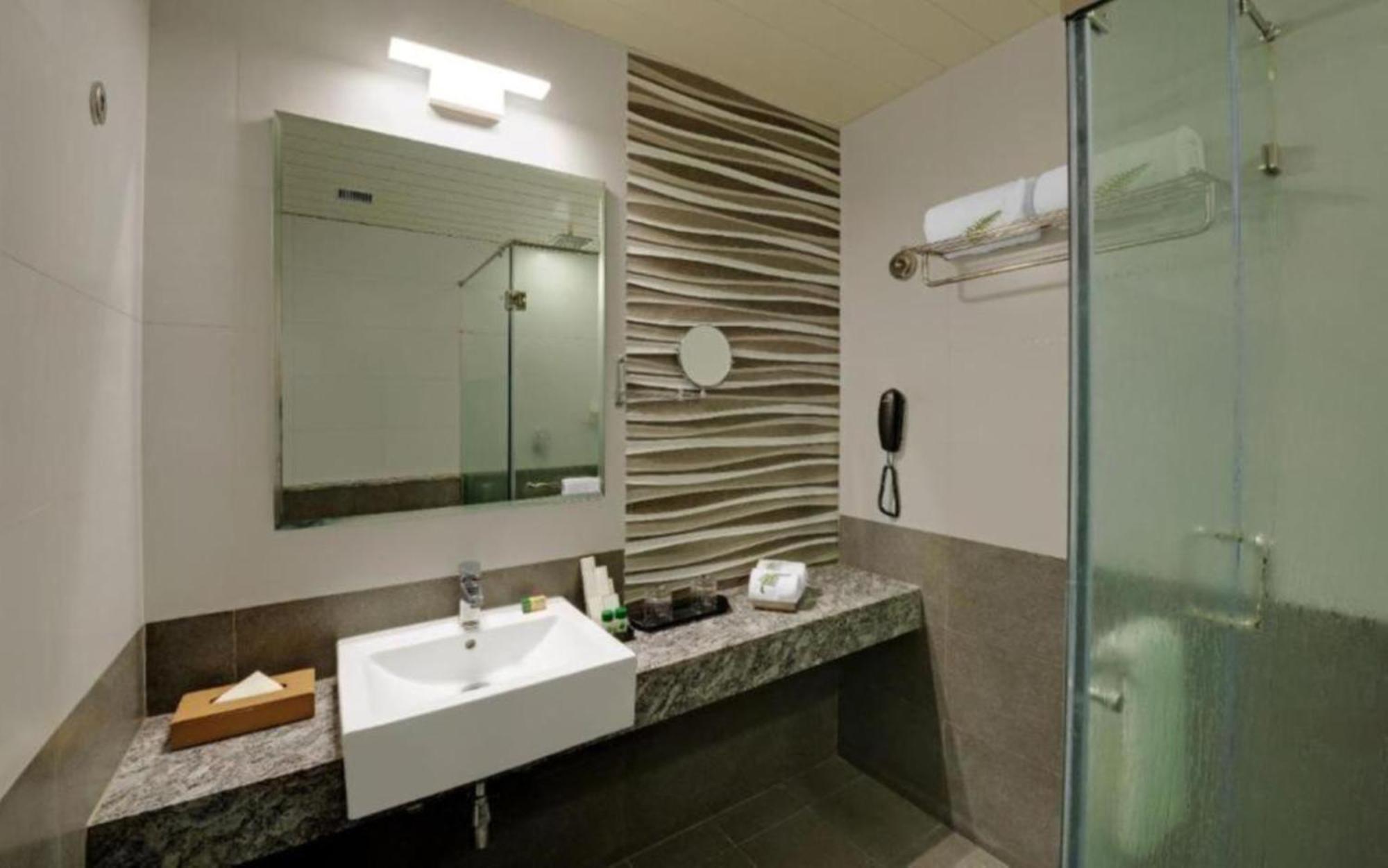 Hotel Seven Inn Near Delhi Airport Нью-Дели Экстерьер фото